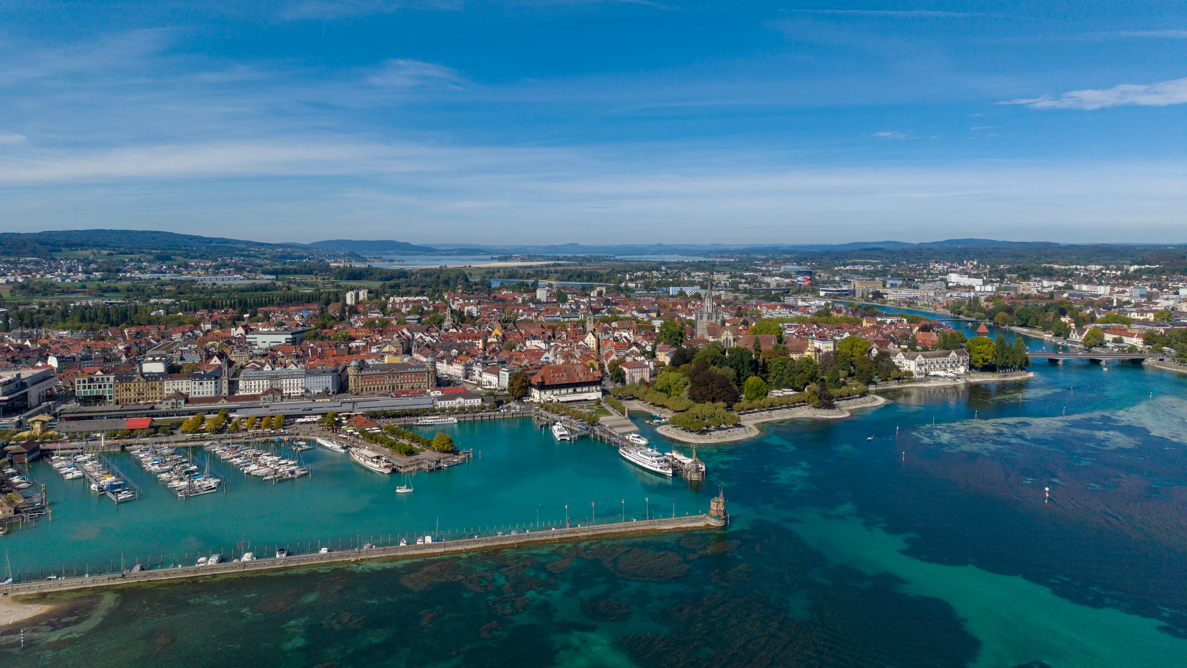 Drohnenaufnahme von Konstanz mit Altstadt, Münster und Hafen am Bodensee
